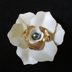 1962 Sarah Coventry Stamped Enamel & Gold Tone Metal Camellia Flower Brooch/Pin